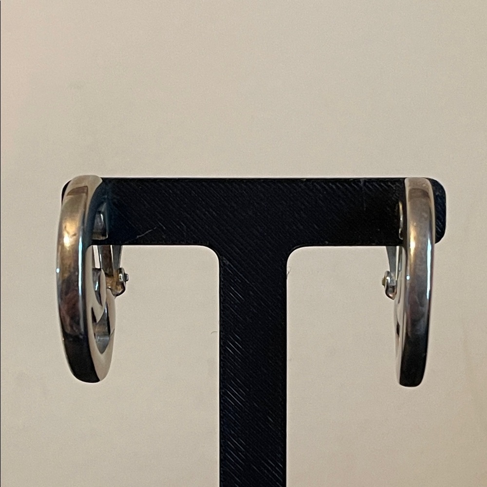 Vintage Givenchy Silver Plated “G” Swirl Motif Clip-on Earrings - Picture 6 of 7